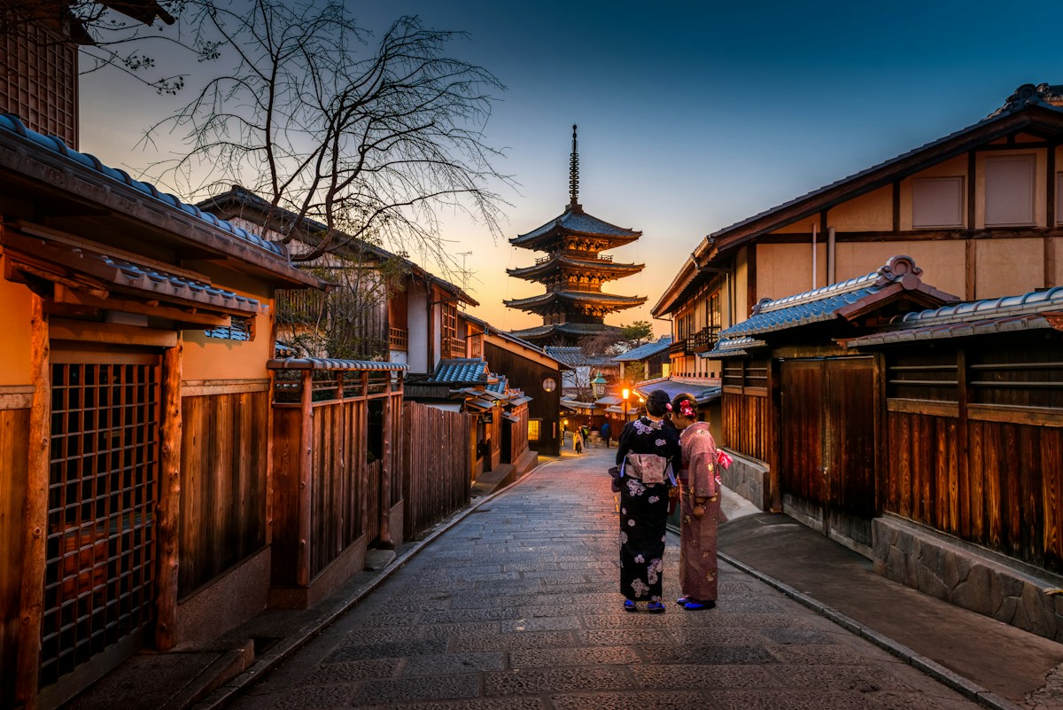 京都の街並みと、夕暮れの空
